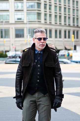 Как носить куртку в стиле милитари с джинсовой рубашкой за 50 лет мужчине: Составив образ из куртки в стиле милитари и джинсовой рубашки, можно спокойно отправляться на свидание с возлюбленной или мероприятие с приятелями в расслабленной обстановке.