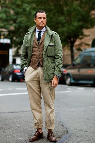 Какие куртки в стиле милитари носить с светло-коричневыми брюками чинос за 40 лет осень в стиле смарт-кэжуал: Куртка в стиле милитари смотрится великолепно в паре со светло-коричневыми брюками чинос. Такой образ обретет свежее прочтение в тандеме с темно-коричневыми кожаными туфлями дерби. Такое сочетание вещей обязательно будет у тебя одним из самых любимых в осеннее время года.