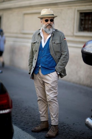 Модный лук: серая куртка в стиле милитари, синий жилет в вертикальную полоску, белая классическая рубашка, бежевые брюки чинос