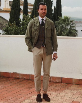 С чем носить оливковое пальто мужчине: Оливковое пальто выглядит великолепно в сочетании со светло-коричневыми брюками чинос. Думаешь сделать лук немного элегантнее? Тогда в качестве дополнения к этому образу, выбери темно-коричневые замшевые оксфорды.