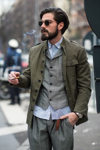Модный лук: оливковая куртка в стиле милитари, серый жилет, голубая рубашка с длинным рукавом из жатого хлопка, серые классические брюки