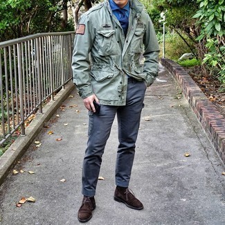 С чем носить зеленую куртку в стиле милитари мужчине весна в стиле смарт-кэжуал: Зеленая куртка в стиле милитари и темно-серые брюки карго прочно обосновались в гардеробе многих мужчин, позволяя составлять сногсшибательные и удобные образы. Вкупе с этим луком отлично смотрятся темно-коричневые замшевые ботинки дезерты. Когда зима сменяется более теплой погодой, мы скидываем тяжелые шубы и зимние пуховики и встает вопрос о том, что носить. Подобное сочетание вещей станет хорошим вдохновением.