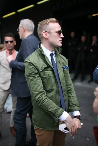Модный лук: темно-зеленая куртка в стиле милитари, белая классическая рубашка, табачные брюки чинос, темно-синий галстук