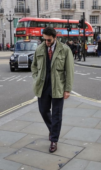 Как носить куртку в стиле милитари с жилетом: Куртка в стиле милитари и жилет — отличный пример элегантного мужского стиля в одежде. Темно-коричневые кожаные монки с двумя ремешками — хороший вариант, чтобы дополнить лук.