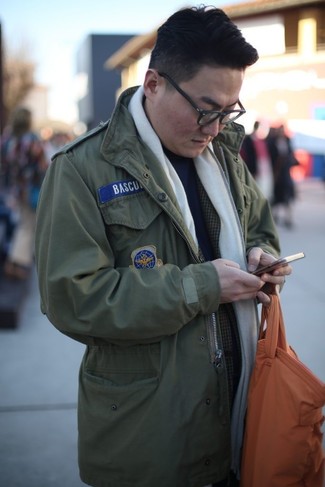 С чем носить серый пиджак в шотландскую клетку мужчине: Если не представляешь, в чем пойти на учебу или на работу, серый пиджак в шотландскую клетку и оливковая куртка в стиле милитари — великолепный лук.