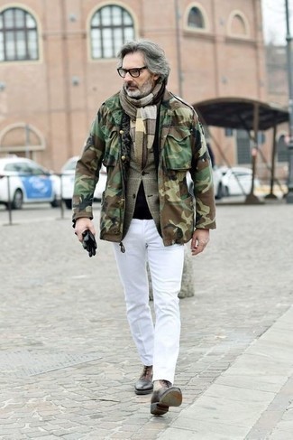 Модный лук: оливковая куртка в стиле милитари с камуфляжным принтом, оливковый пиджак в шотландскую клетку, черная водолазка, белые брюки чинос