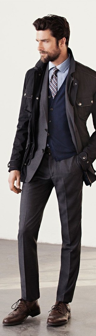 Модный лук: черная куртка в стиле милитари, темно-серый пиджак, темно-синий кардиган, голубая классическая рубашка