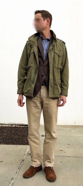 Какие пиджаки носить с оливковой курткой в стиле милитари в 30 лет мужчине в прохладную погоду в стиле смарт-кэжуал: Если ты из той категории мужчин, которые любят выглядеть с иголочки, тебе подойдет дуэт оливковой куртки в стиле милитари и пиджака. Если сочетание несочетаемого импонирует тебе не меньше, чем проверенная классика, заверши этот образ коричневыми замшевыми ботинками дезертами.