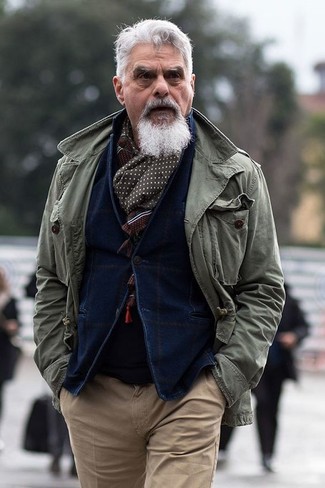 С чем носить оливковый шарф в горошек мужчине: Если в одежде ты делаешь ставку на комфорт и практичность, оливковая куртка в стиле милитари и оливковый шарф в горошек — отличный выбор для привлекательного мужского лука на каждый день.