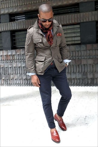 Модный лук: серая куртка в стиле милитари, белая рубашка с длинным рукавом, темно-синие брюки чинос, темно-красные кожаные лоферы