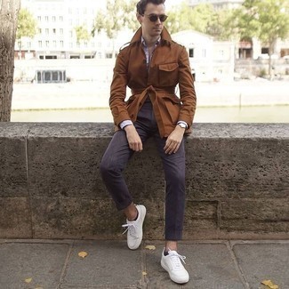 С чем носить темно-пурпурные брюки чинос в 30 лет в стиле кэжуал: Если ты ценишь удобство и практичность, не обходи стороной дуэт коричневой куртки в стиле милитари и темно-пурпурных брюк чинос. Любишь незаурядные сочетания? Можешь дополнить свой образ белыми низкими кедами из плотной ткани.
