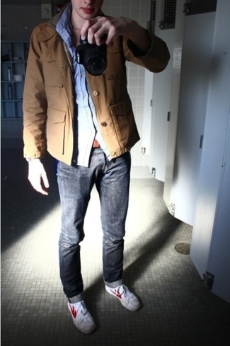 Как носить серые джинсы с белыми низкими кедами мужчине весна: Если ты любишь одеваться стильно, и при этом чувствовать себя комфортно и расслабленно, тебе стоит попробовать это сочетание табачной куртки в стиле милитари и серых джинсов. Этот лук неплохо дополнят белые низкие кеды. Когда зима отступает и сменяется более теплыми деньками, подобный лук пользуется большим спросом у многих молодых людей.