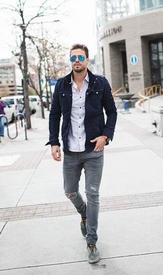 Как носить джинсы с плимсоллами мужчине весна в стиле кэжуал: Такое простое и комфортное сочетание базовых вещей, как темно-синяя куртка в стиле милитари и джинсы, полюбится джентльменам, которые любят проводить дни активно. Вкупе с этим луком гармонично выглядят плимсоллы. Когда наступает погожая весенняя погода, все джентльмены хотят выделяться, излучать ауру силы и уверенности и заряжать позитивом. Подобное сочетание без сомнений поможет достичь именно этого.