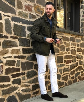 С чем носить куртку в стиле милитари в 30 лет мужчине: Куртка в стиле милитари и белые джинсы — must have вещи в арсенале модного современного молодого человека. Любишь эксперименты? Заверши образ темно-коричневыми замшевыми лоферами.