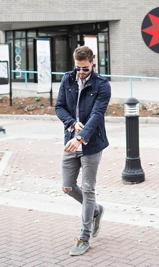 С чем носить темно-синюю куртку в стиле милитари мужчине весна в спортивном стиле: Темно-синяя куртка в стиле милитари и серые рваные зауженные джинсы — великолепная формула для воплощения привлекательного и удобного лука. Хотел бы добавить в этот наряд толику классики? Тогда в качестве обуви к этому ансамблю, стоит обратить внимание на серые плимсоллы. Когда зимняя пора сменяется более теплой погодой, нам хочется одеваться стильно и выглядеть шикарно, привлекая внимание красивых девушек. Подобное сочетание вещей уж точно в этом поможет.