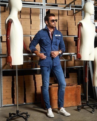 Как носить синие джинсы с бело-черными низкими кедами из плотной ткани в 30 лет мужчине весна в стиле кэжуал: Если ты любишь одеваться с иголочки, и при этом чувствовать себя комфортно и уверенно, стоит попробовать это сочетание синей куртки в стиле милитари и синих джинсов. Если сочетание несочетаемого импонирует тебе не меньше, чем безвременная классика, закончи свой наряд бело-черными низкими кедами из плотной ткани. Когда приходит погожая весенняя погода, нам хочется одеваться по моде и выглядеть сногсшибательно, обращая на себя женские взгляды. Такой ансамбль без сомнений поможет достичь именно этого.
