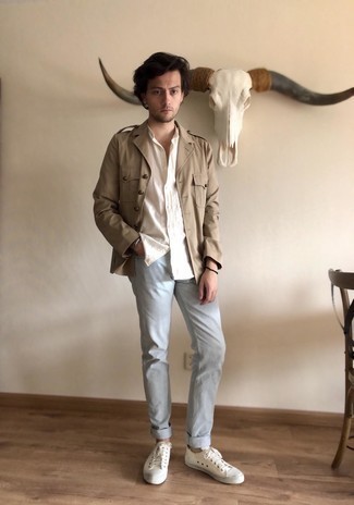 Модный лук: светло-коричневая куртка в стиле милитари, белая рубашка с коротким рукавом, голубые джинсы, белые низкие кеды из плотной ткани