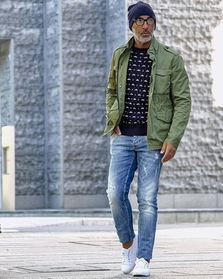 С чем носить темно-синие рваные джинсы за 50 лет мужчине: Оливковая куртка в стиле милитари и темно-синие рваные джинсы — отличный ансамбль для веселого выходного дня. Белые низкие кеды из плотной ткани — хороший вариант, чтобы дополнить образ.