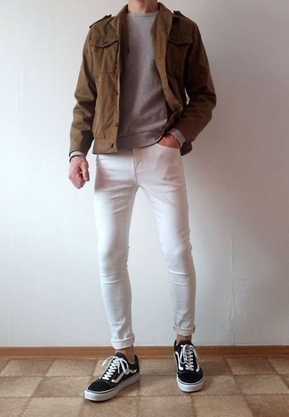 Как носить белые зауженные джинсы с серым свитшотем мужчине: Такое лаконичное и комфортное сочетание базовых вещей, как серый свитшот и белые зауженные джинсы, нравится мужчинам, которые любят проводить дни активно. Вкупе с этим образом прекрасно выглядят черно-белые низкие кеды из плотной ткани.