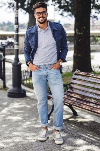 Какие футболки-поло носить с серыми низкими кедами в 30 лет мужчине: Привлекательное сочетание футболки-поло и голубых джинсов безусловно будет привлекать взоры прекрасного пола. В этот образ легко интегрировать серые низкие кеды.