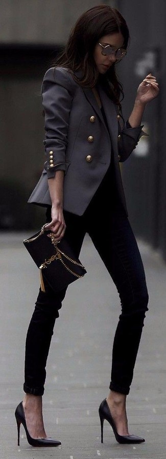 С чем носить темно-серую куртку в 30 лет женщине осень в стиле смарт-кэжуал: Образ из темно-серой куртки и черных джинсов скинни как нельзя лучше подчеркнет твою естественную красоту. Вкупе с этим ансамблем органично будут выглядеть черные кожаные туфли. Без сомнений, такое сочетание вещей будет смотреться невероятно по моде осенью.