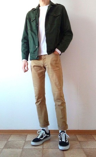 С чем носить светло-коричневые джинсы мужчине весна: Комбо из темно-зеленой куртки в стиле милитари и светло-коричневых джинсов подчеркнет твою индивидуальность. Такой образ несложно адаптировать к повседневным условиям городской жизни, если надеть в тандеме с ним черно-белые низкие кеды из плотной ткани. Держи подобное сочетание одежды на готове для весенне-осенней погоды.