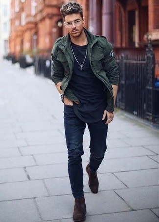 С чем носить темно-зеленую куртку в стиле милитари в 20 лет мужчине осень в стиле кэжуал: Темно-зеленая куртка в стиле милитари и темно-синие рваные джинсы — превосходная формула для воплощения стильного и функционального ансамбля. Любители экспериментов могут завершить образ темно-коричневыми замшевыми ботинками челси, тем самым добавив в него толику изысканности. Разве это не суперская идея для межсезонного периода, когда погода начнет портиться?