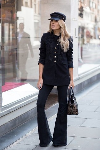 С чем носить джинсы-клеш в 30 лет: Черная куртка в стиле милитари в паре с джинсами-клеш — хороший вариант для создания образа в стиле business casual.
