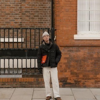 С чем носить оранжевую сумку мужчине: Если ты ценишь комфорт и функциональность, черная куртка-пуховик и оранжевая сумка — прекрасный выбор для стильного повседневного мужского лука. Чудесно здесь будут смотреться коричневые кроссовки.