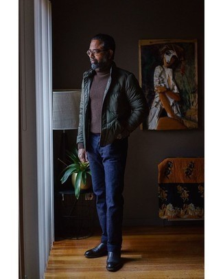 С чем носить темно-синие ботинки за 50 лет мужчине осень в стиле смарт-кэжуал: Тандем темно-зеленой куртки-пуховика и темно-синих брюк чинос выглядит бесподобно, разве не так? Темно-синие ботинки прекрасно впишутся в ансамбль. Разве это не классная задумка для межсезонного периода, когда погода станет менее благоприятной?