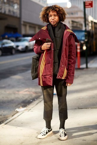 С чем носить темно-красную куртку в 20 лет мужчине в прохладную погоду в стиле смарт-кэжуал: Темно-красная куртка и оливковые брюки чинос — отличный выбор для создания мужского ансамбля в стиле смарт-кэжуал. Нравится рисковать? Заверши образ черно-белыми низкими кедами из плотной ткани.