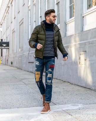 С чем носить синие джинсы в стиле пэчворк в 30 лет мужчине в прохладную погоду: Темно-зеленая куртка-пуховик в паре с синими джинсами в стиле пэчворк однозначно будет обращать на себя внимание прекрасных барышень. Если ты любишь смелые настроения в своих образах, дополни этот коричневыми кожаными ботинками броги.