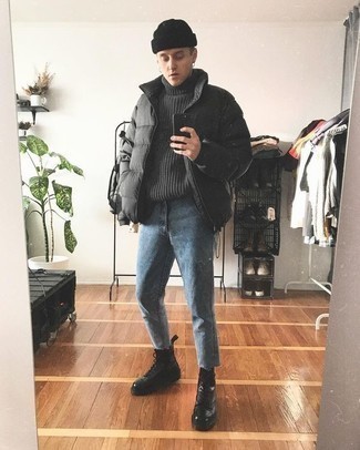 Какие джинсы носить с серой курткой-пуховиком в 20 лет мужчине в холод: Комбо из серой куртки-пуховика и джинсов — интересный ансамбль для работы в офисе. Переходя к обуви, можно завершить образ черными кожаными повседневными ботинками.