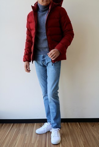 Какие джинсы носить с бело-темно-синими низкими кедами за 50 лет мужчине в холод: Красная куртка-пуховик и джинсы — идеальный вариант для воплощения мужского образа в стиле смарт-кэжуал. Если подобный образ кажется слишком дерзким, уравновесь его бело-темно-синими низкими кедами.