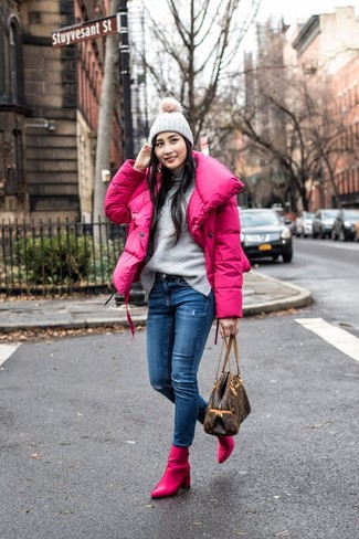 Модный лук: ярко-розовая куртка-пуховик, серая водолазка, синие рваные джинсы скинни, ярко-розовые кожаные ботильоны