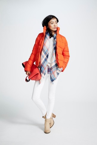 С чем носить разноцветный шарф в шотландскую клетку женщине в стиле смарт-кэжуал: Сочетание оранжевой куртки-пуховика и разноцветного шарфа в шотландскую клетку пользуется большой популярностью среди ценительниц комфорта. Бежевые кожаные ботильоны — идеальный выбор, чтобы дополнить образ.
