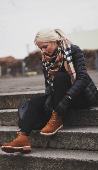 Какие джинсы скинни носить с коричневыми ботильонами на шнуровке в прохладную погоду в стиле смарт-кэжуал: Черная куртка-пуховик и джинсы скинни надежно закрепились в гардеробе многих женщин, позволяя составлять запоминающиеся и удобные луки. Почему бы не добавить в этот образ на каждый день толику нарядности с помощью коричневых ботильонов на шнуровке?