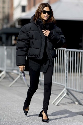 С чем носить черные солнцезащитные очки в 30 лет женщине в холод: Черная куртка-пуховик и черные солнцезащитные очки — великолепная формула для воплощения приятного и практичного наряда. Вкупе с этим нарядом органично смотрятся черные сатиновые туфли.
