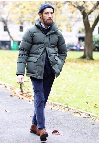 С чем носить темно-синие носки за 40 лет мужчине: Если в одежде ты ценишь комфорт и практичность, темно-зеленая куртка-пуховик и темно-синие носки — прекрасный выбор для модного повседневного мужского лука. Завершив лук коричневыми замшевыми ботинками дезертами, ты привнесешь в него немного привлекательного консерватизма.