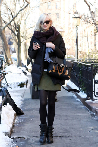 С чем носить темно-зеленую юбку зима: Черная куртка-пуховик и темно-зеленая юбка — превосходное решение для девушек, которые никогда не могут усидеть на месте. Вкупе с этим образом прекрасно будут смотреться черные кожаные ботильоны. Подобное сочетание вещей станет хорошим решением даже, если на улице трескучий мороз.