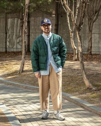 С чем носить синюю бейсболку мужчине в холод: Темно-зеленая куртка-пуховик и синяя бейсболка — хорошая формула для воплощения приятного и практичного лука. Серые кроссовки — отличный выбор, чтобы дополнить лук.