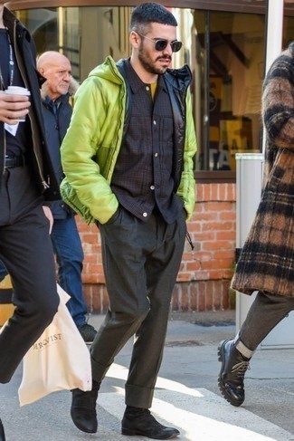 Какие футболки с круглым вырезом носить с зелено-желтой курткой-пуховиком мужчине: Дуэт зелено-желтой куртки-пуховика и футболки с круглым вырезом вдохновляет на проявление собственной индивидуальности. И почему бы не привнести в повседневный лук чуточку консерватизма с помощью черных замшевых ботинок челси?