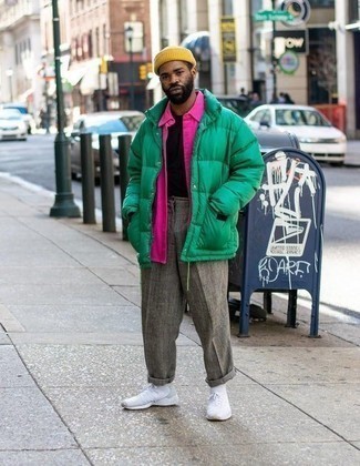 С чем носить зеленую куртку-пуховик мужчине в прохладную погоду в стиле кэжуал: Зеленая куртка-пуховик и серые льняные брюки чинос — великолепный выбор для рабочего лука на каждый день. Дополни ансамбль белыми кроссовками, если не хочешь, чтобы он получился слишком отполированным.