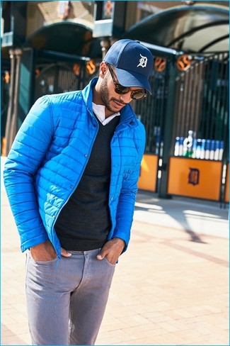 С чем носить темно-синюю бейсболку мужчине в стиле смарт-кэжуал: Сочетание бирюзовой куртки-пуховика и темно-синей бейсболки - очень практично, и поэтому идеально подойдет на каждый день.