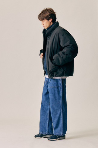 Какие джинсы носить с темно-сине-зелеными кроссовками мужчине в прохладную погоду в стиле кэжуал: Черная куртка-пуховик и джинсы — отличный мужской лук для ужина с друзьями. Чтобы образ не получился слишком вычурным, можешь завершить его темно-сине-зелеными кроссовками.