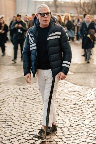 Как носить темно-сине-белую куртку-пуховик с белыми брюками карго за 40 лет в прохладную погоду: Темно-сине-белая куртка-пуховик в сочетании с белыми брюками карго — отличный вариант для воплощения мужского ансамбля в стиле смарт-кэжуал. Хотел бы добавить сюда толику классики? Тогда в качестве дополнения к этому образу, стоит выбрать черные кожаные туфли дерби.