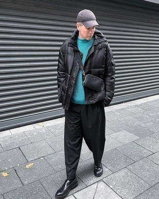 Как носить куртку-пуховик с брюками чинос в 30 лет в теплую погоду в стиле смарт-кэжуал: Если ты приписываешь себя к той редкой категории мужчин, способных неплохо разбираться в одежде, тебе придется по вкусу дуэт куртки-пуховика и брюк чинос. Почему бы не добавить в повседневный образ чуточку изысканности с помощью черных кожаных лоферов?