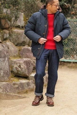 Какие джинсы носить с темно-красным свитером с круглым вырезом за 50 лет мужчине осень: Несмотря на то, что это достаточно не сложный лук, тандем темно-красного свитера с круглым вырезом и джинсов неизменно нравится стильным молодым людям, покоряя при этом сердца прекрасных дам. Почему бы не добавить в этот лук толику беззаботства с помощью темно-коричневых кожаных рабочих ботинок? Подобный лук поможет создать теплое осеннее настроение, даже если на улице пасмурно и уныло.