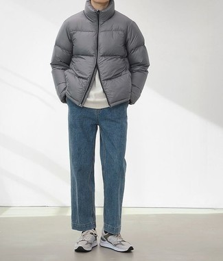 Модный лук: серая куртка-пуховик, белый свитер с круглым вырезом, синие джинсы, бежевые кроссовки