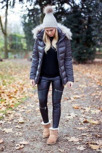 С чем носить кожаные джинсы в 20 лет женщине зима в спортивном стиле: Темно-серая куртка-пуховик и кожаные джинсы — обязательные элементы в гардеробе девушек с отменным вкусом в одежде. Ты сможешь легко адаптировать такой лук к повседневным реалиям, закончив его бежевыми угги. Если ты ищешь функциональный лук на зимнее время года, это сочетание гарантирует тебе комфорт и уют.